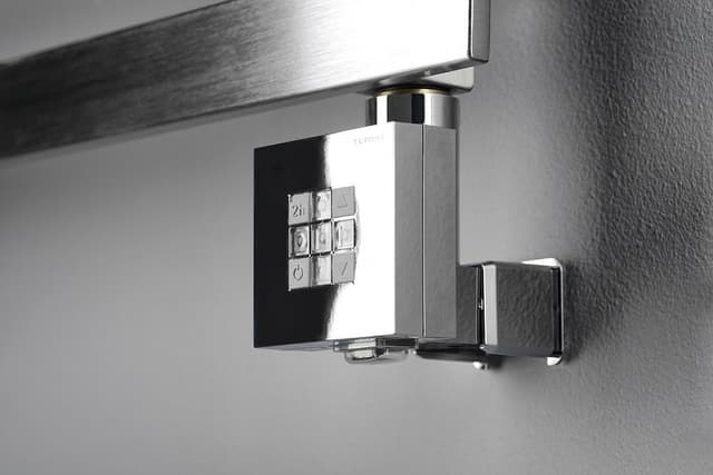 KTX grzałaka elektryczna z termostatem i z maskownicą kabla, 800 W, chrom