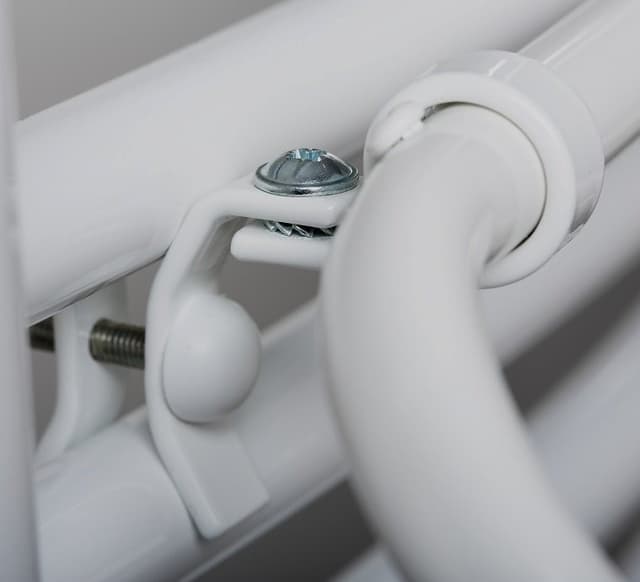 Wieszak na na 4 ręczniki na grzejnik,uniwersalne mocowanie, długość 50cm, biały