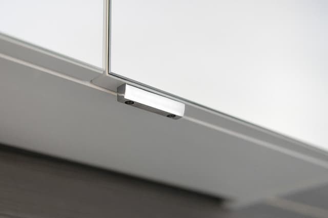 RIWA szafka z lustrem, oświetlenie LED, 3 drzwiczki, 121x70x17cm, biały połysk