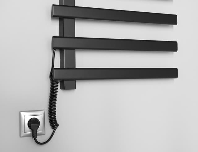 ELCOR elektryczna suszarka na ręczniki 480x920x50 mm, 128 W, czarny mat