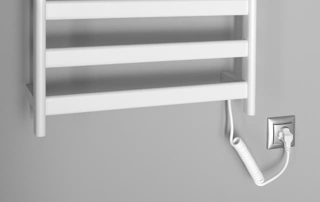 ELIAS elektryczna suszarka na ręczniki 490x730x110 mm, 105 W, biały mat