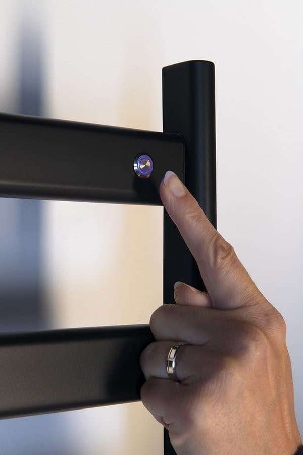 ELIAS elektryczna suszarka na ręczniki 490x730x110 mm, 105 W, czarny mat