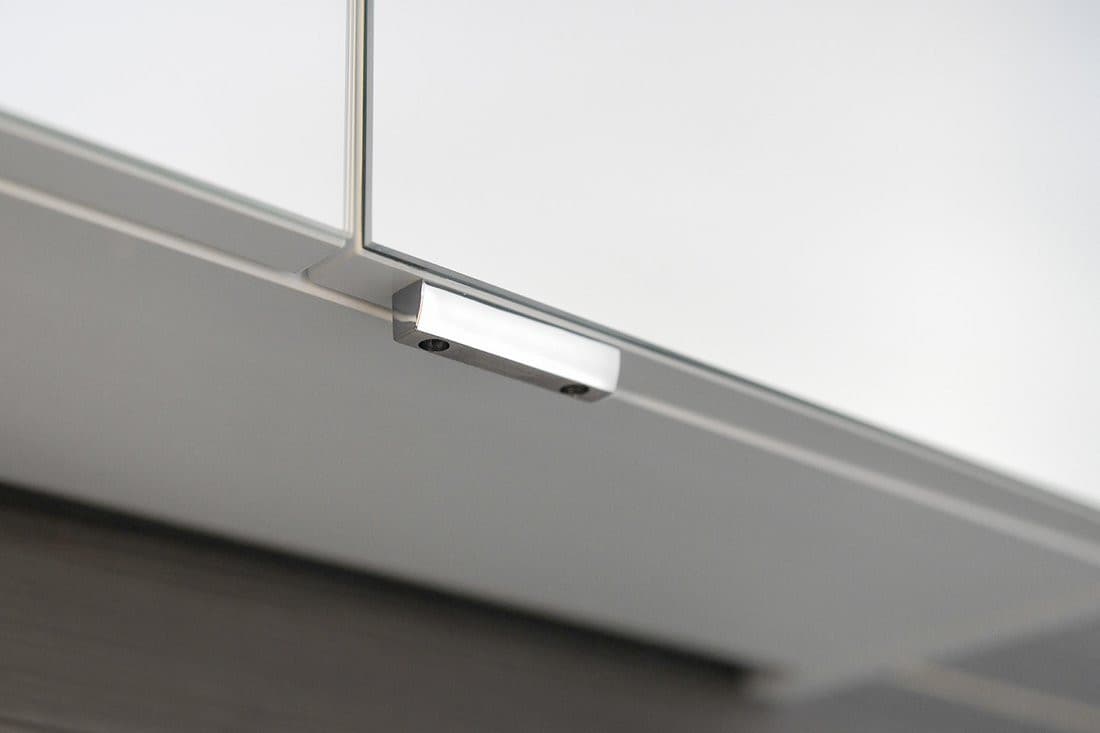 RIWA szafka z lustrem, oświetlenie LED, 3 drzwiczki, 121x70x17cm, dąb srebrny