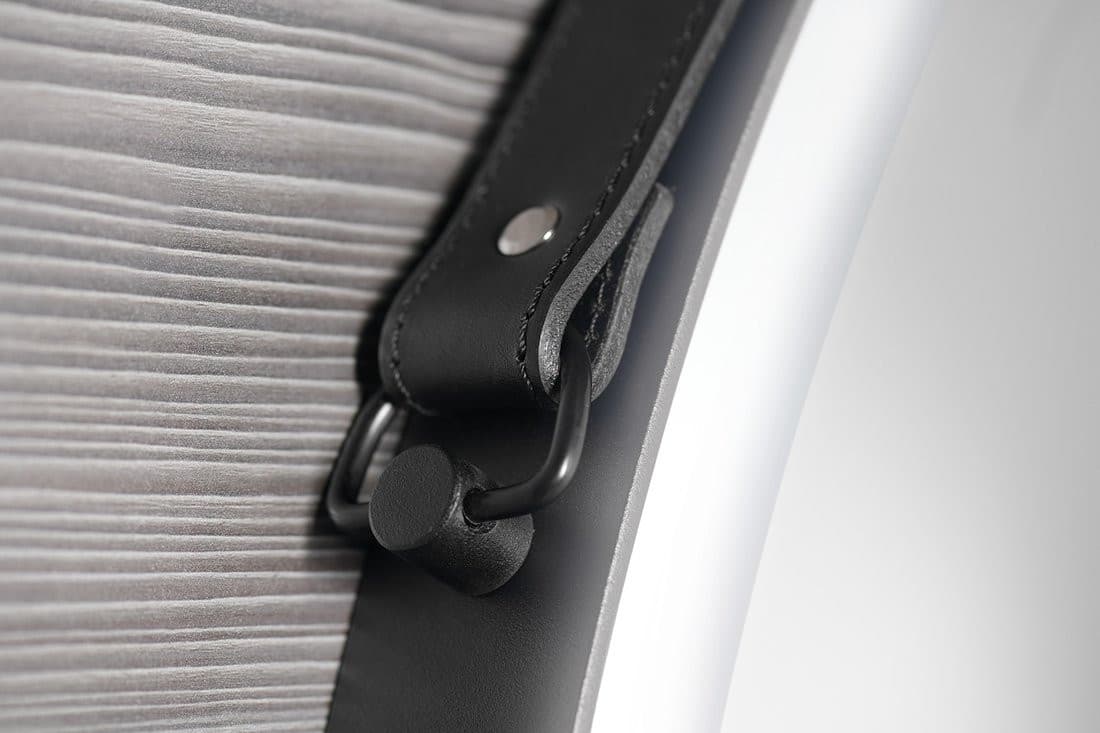 ORBITER okrągłe lustro z oświetleniem LED ze skórzanym paskiem, ø 70cm, czarny mat