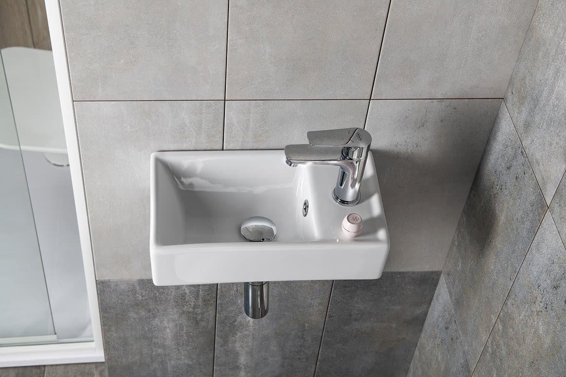 MINOS Umywalka ceramiczna 40x22cm, bateria z prawej strony, biała