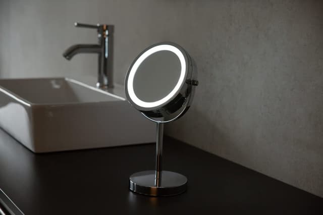 DAISY lusterko kosmetyczne stojące LED, średnica 150mm, dwustronne, chrom