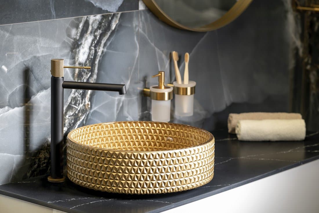 SAPHO MARAGUA grawerowana szklana umywalka nablatowa średnica 39,5cm, złoto