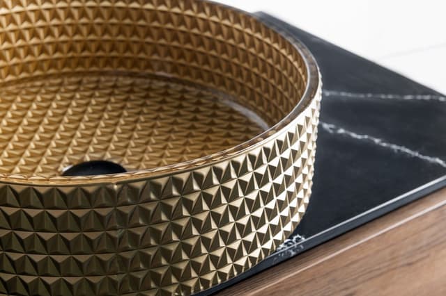 SAPHO MARAGUA grawerowana szklana umywalka nablatowa średnica 39,5cm, złoto