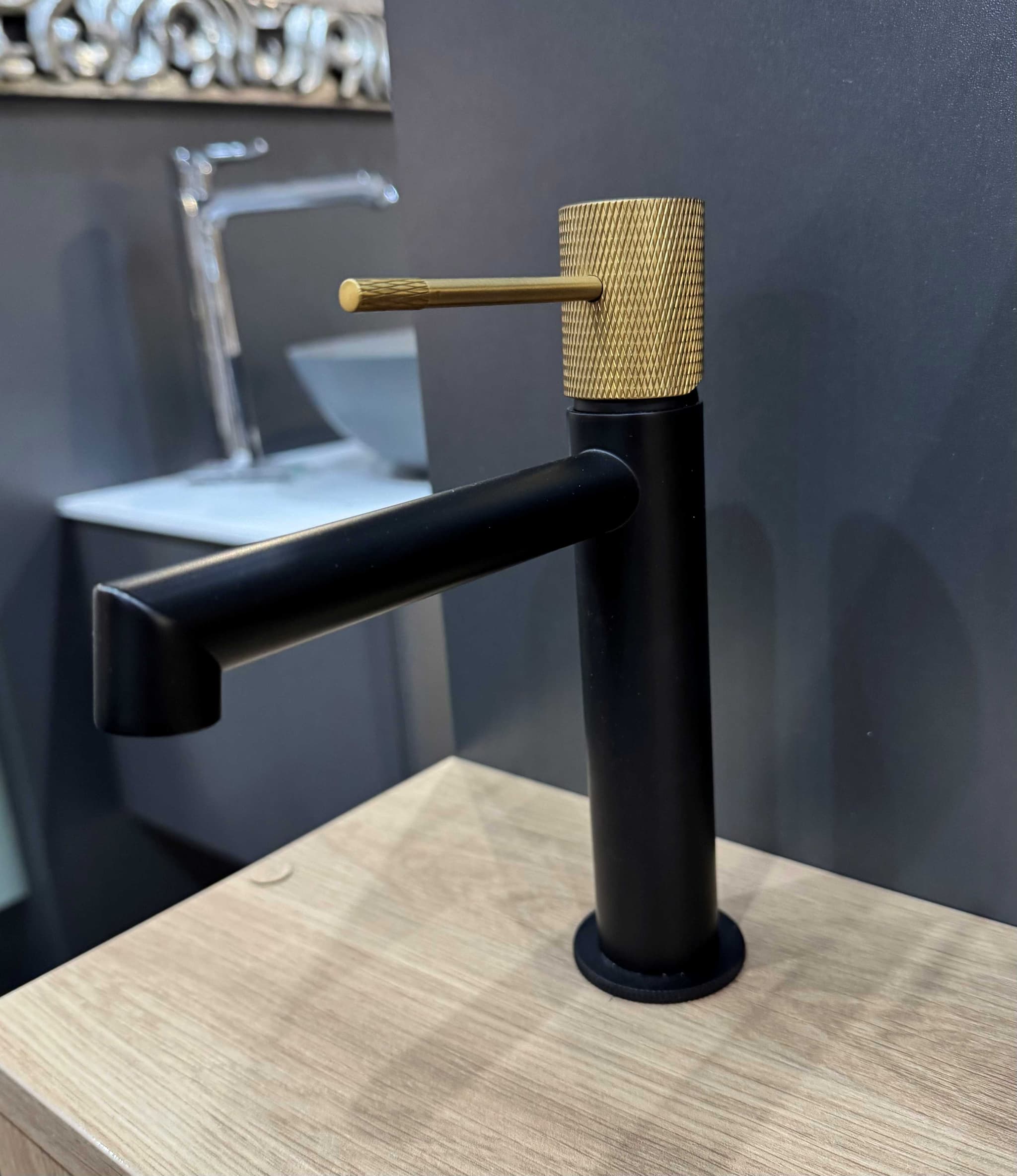 SAPHO SOLARIS Bateria umywalkowa sztorcowa czarna ze złotym mieszaczem