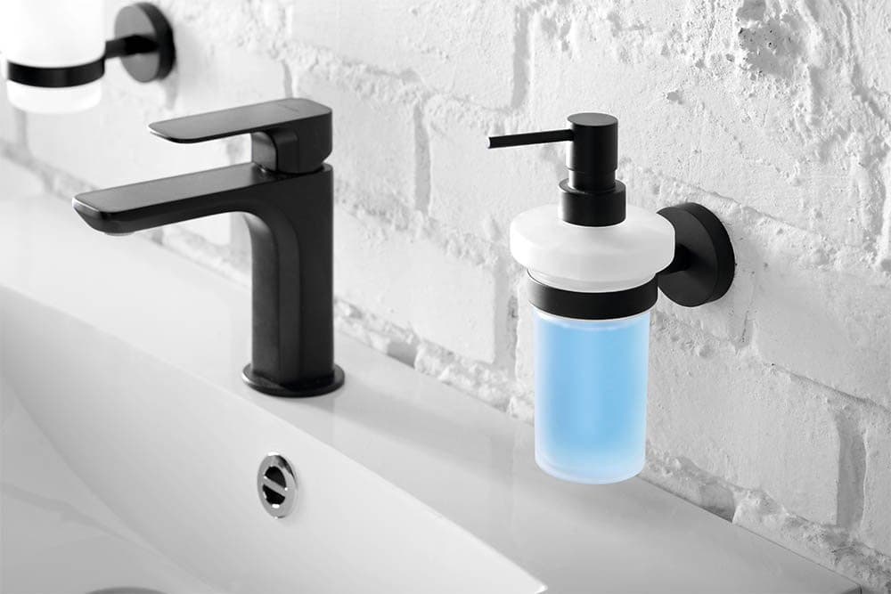 X-ROUND BLACK wiszący dozownik mydła 230ml, szkło mleczne, czarny mat