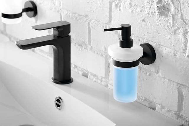 X-ROUND BLACK wiszący dozownik mydła 230ml, szkło mleczne, czarny mat