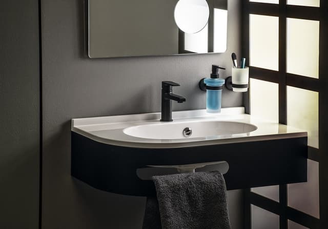 X-ROUND BLACK wiszący dozownik mydła 230ml, szkło mleczne, czarny mat